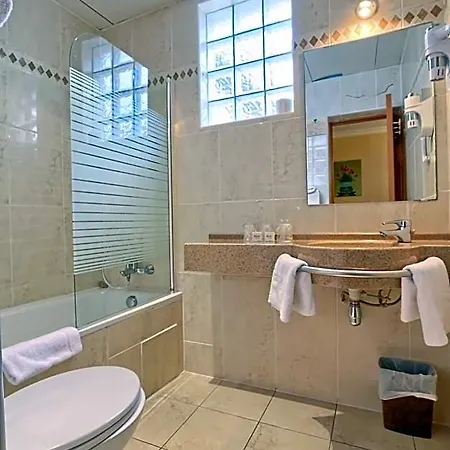 Hotel 121